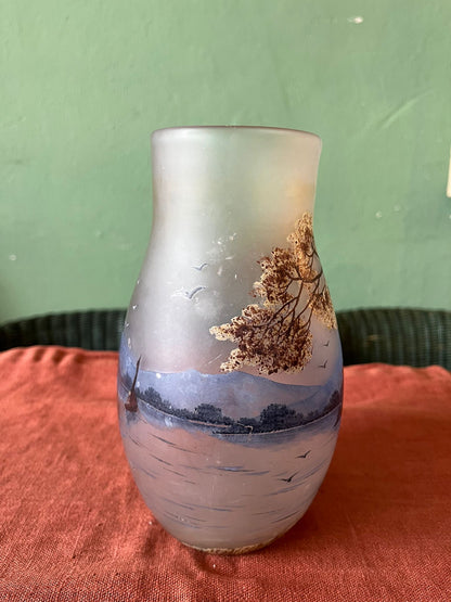Vase en verre givré décor paysage lacustre signé Michel