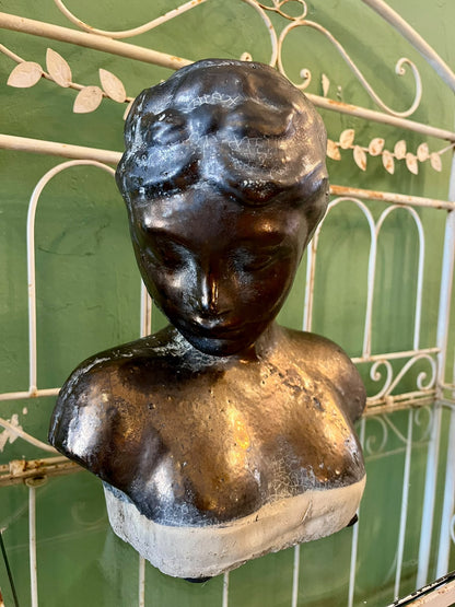 Buste de jeune femme en plâtre patiné bronze XXe siècle