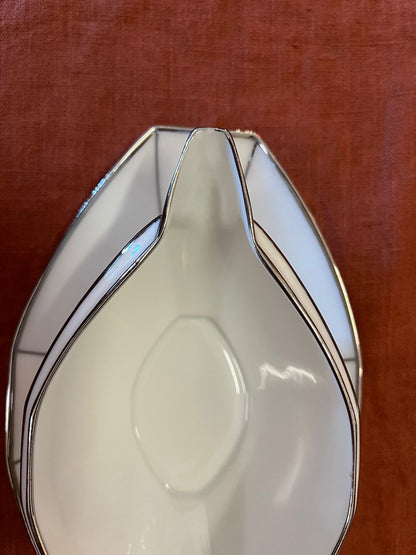 Saucière Art Déco porcelaine blanche liseré argent avec dormant