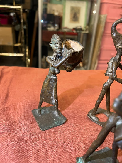 Lot de 5 figurines africaines en bronze – Scènes de vie traditionnelle