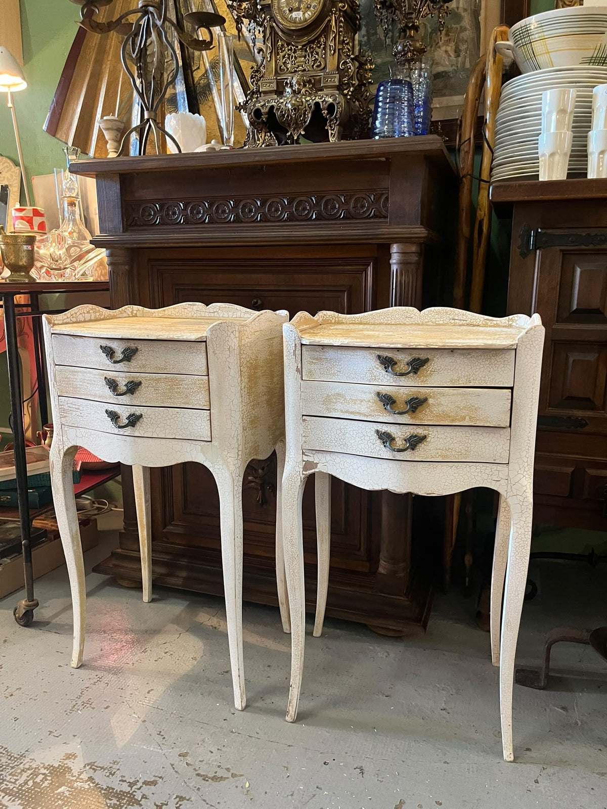 Paire de chevets style Louis XV patinés – 3 tiroirs