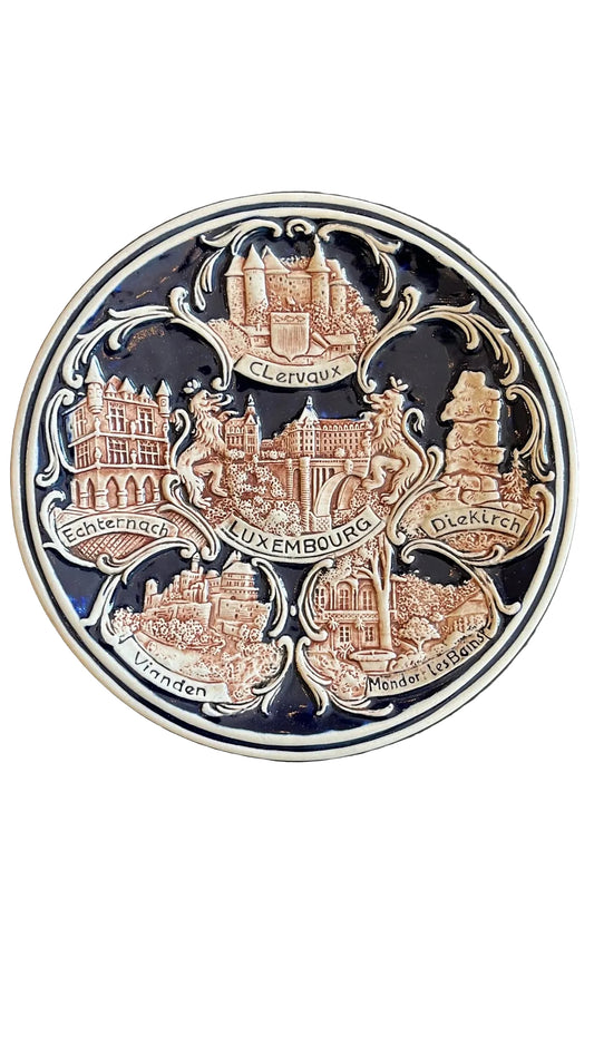 assiette murale souvenir Luxembourg en faïence émaillée décor en relief
