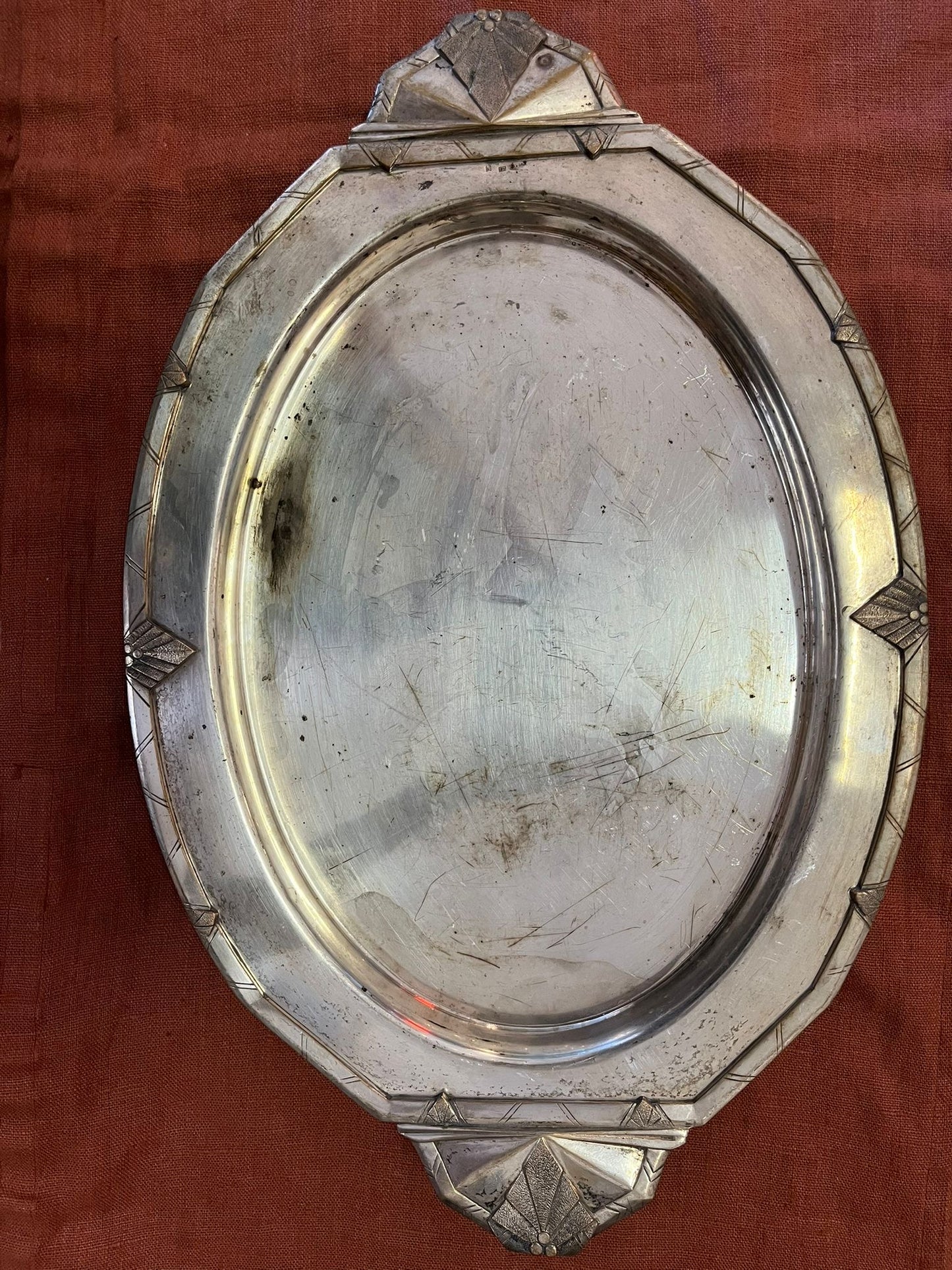 Plat de service Art Déco métal argenté ovale décor géométrique 1930