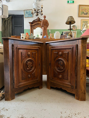 Paire d’encoignures d’angle style Renaissance en bois sculpté à médaillons