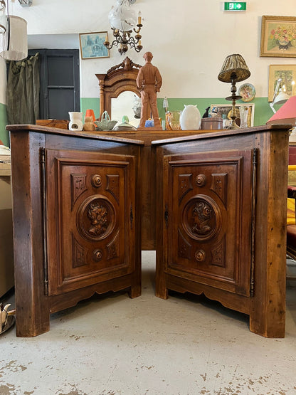 Paire d’encoignures d’angle style Renaissance en bois sculpté à médaillons