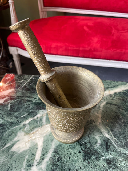 Mortier ancien en bronze massif avec pilon assorti
