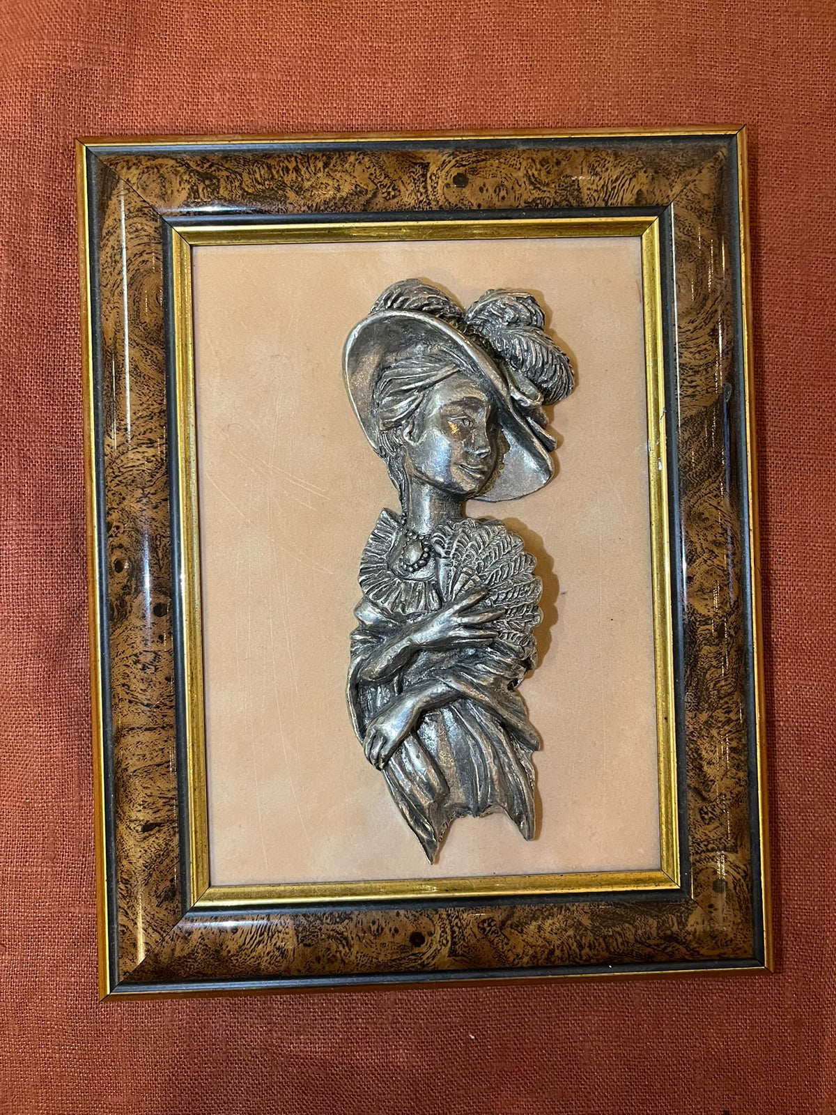 Tableau en relief femme élégante au chapeau et éventail – 24 × 18 cm