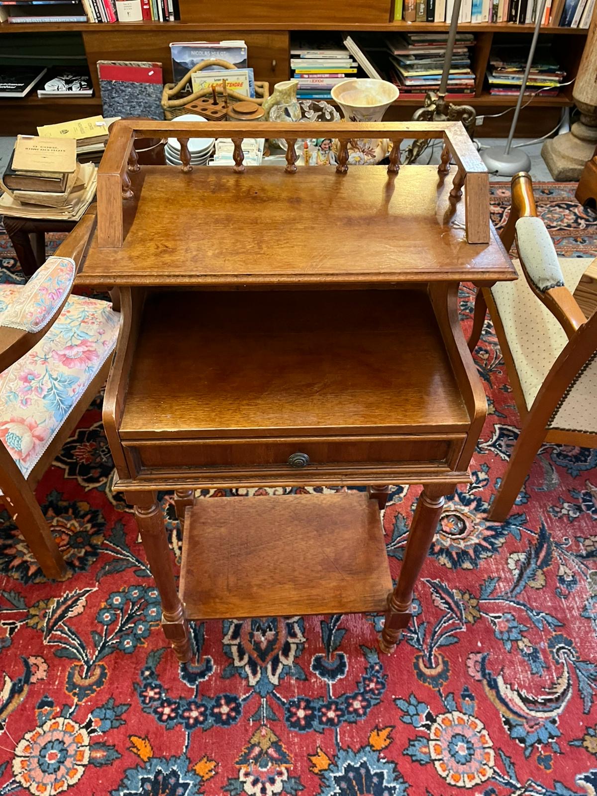 Table d’appoint bois massif avec galerie et tiroir style ancien
