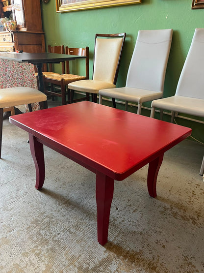 Table basse en bois peinte rouge, 80 x 60 cm