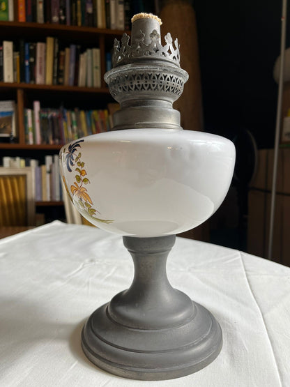 Lampe à pétrole décorative en opaline blanche à décor d’oiseaux, pied en étain