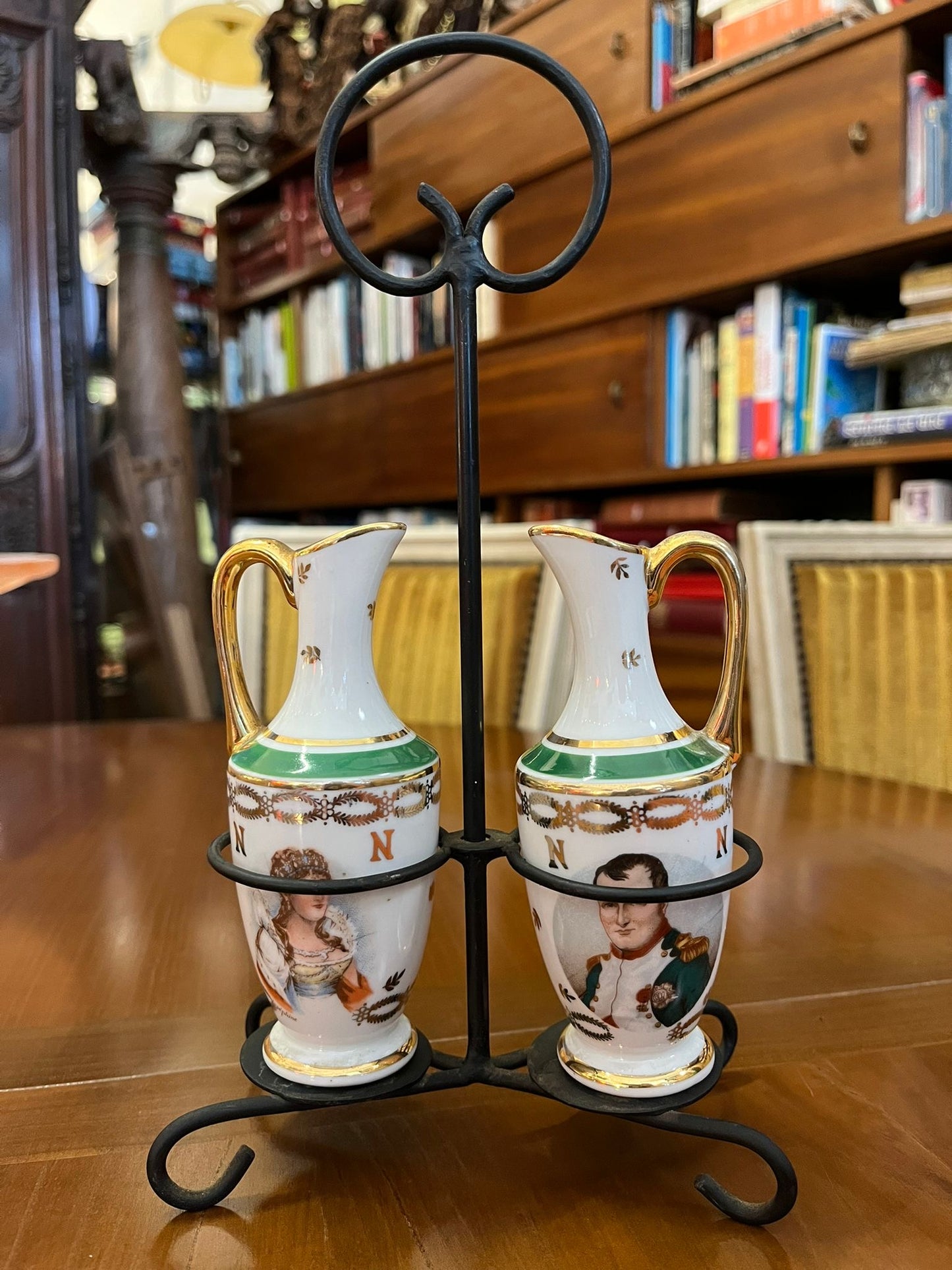Huilier vinaigrier Napoléon en porcelaine avec support en métal