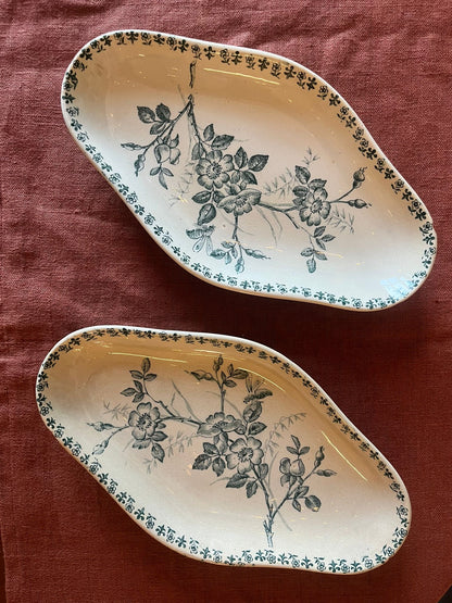 Lot de 2 raviers anciens Terre de Fer Cluny modèle Trèfles décor floral