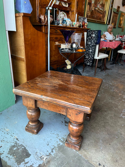 Table basse rustique en chêne massif à pieds tournés ancienne campagne