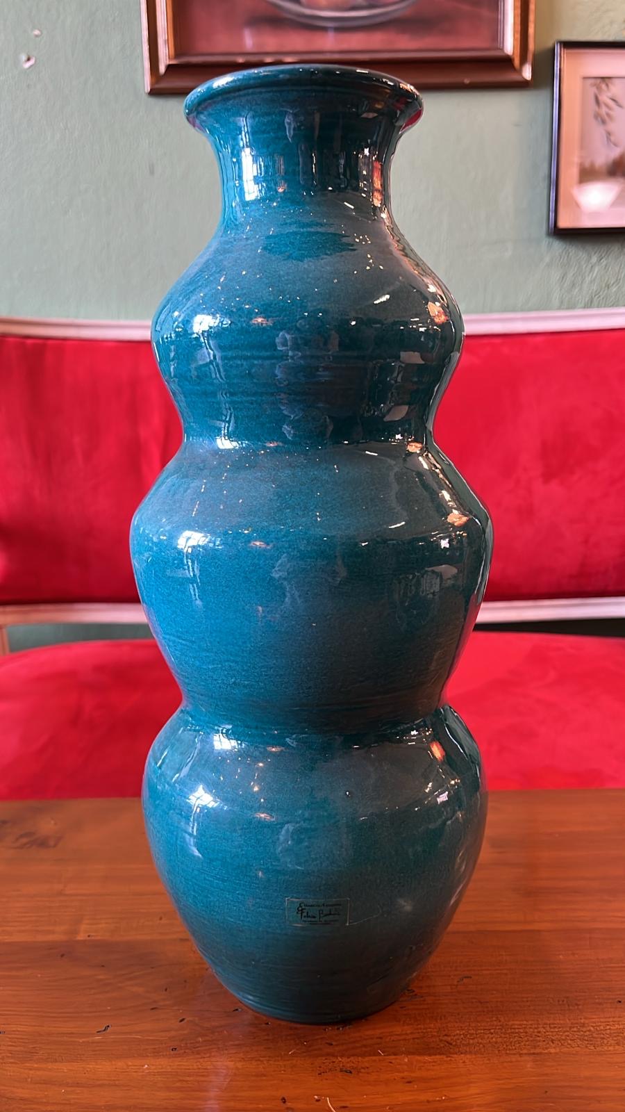 Grand vase en céramique émaillée bleu turquoise signé sous la base