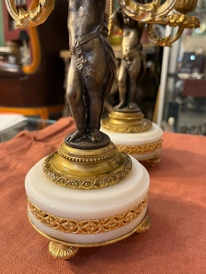 Paire de candélabres aux putti en bronze doré et patiné – UNIS FRANCE