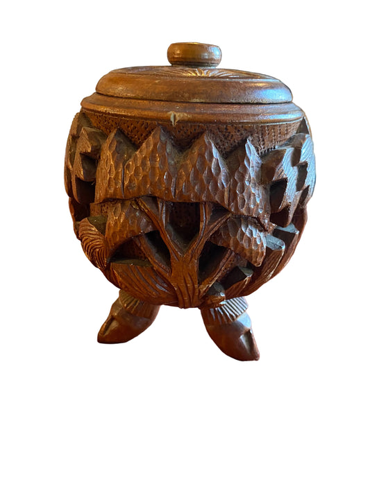 Boîte tripode en bois sculpté décor tropical africain XXe siècle