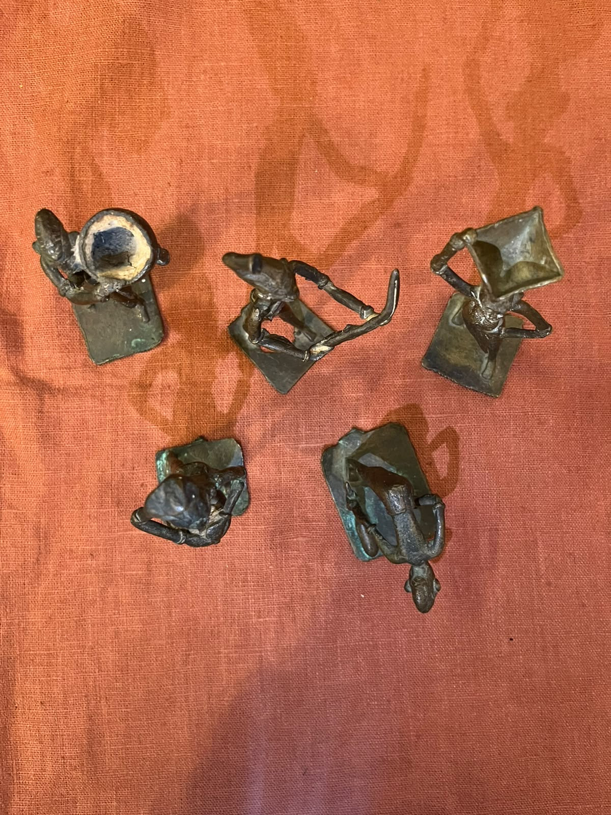 Lot de 5 figurines africaines en bronze – Scènes de vie traditionnelle