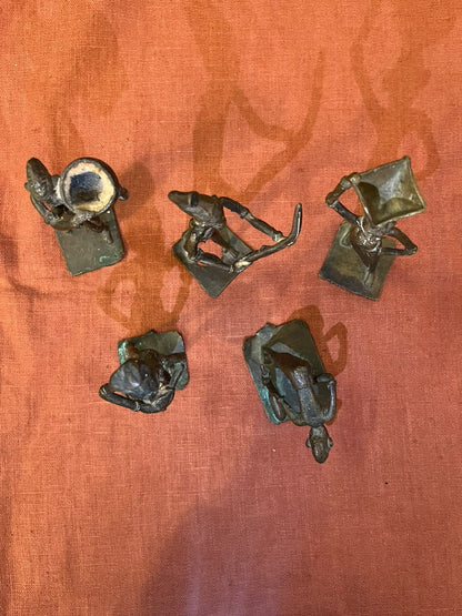 Lot de 5 figurines africaines en bronze – Scènes de vie traditionnelle