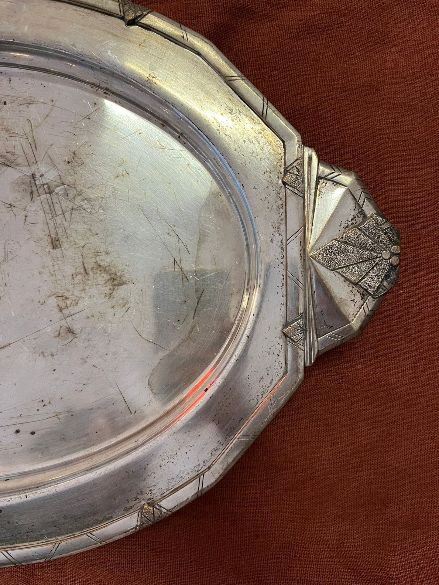 Plat de service Art Déco métal argenté ovale décor géométrique 1930