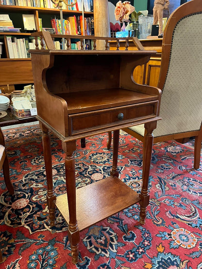 Table d’appoint bois massif avec galerie et tiroir style ancien