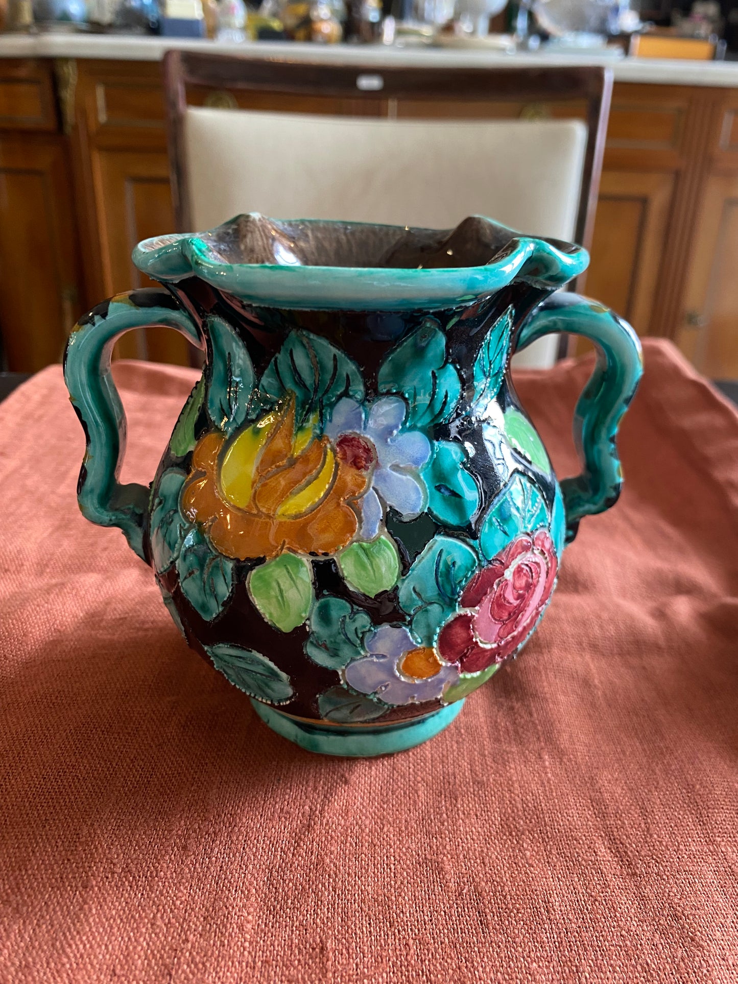 Vase Cerart Monaco à deux anses décor floral en relief céramique signée