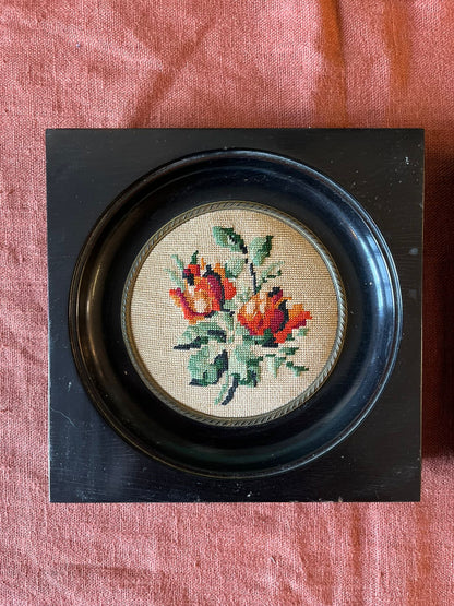 Paire de cadres vintage au point de croix oiseaux et fleurs