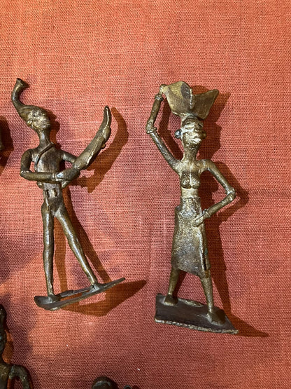 Lot de 5 figurines africaines en bronze – Scènes de vie traditionnelle