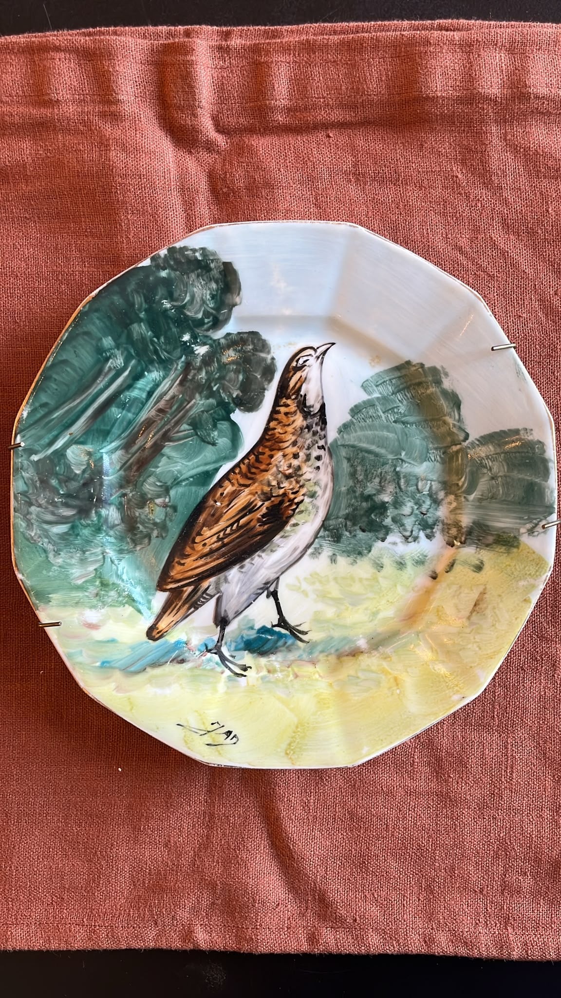 Paire assiettes Limoges peintes main oiseaux gibier signées 22,5 cm