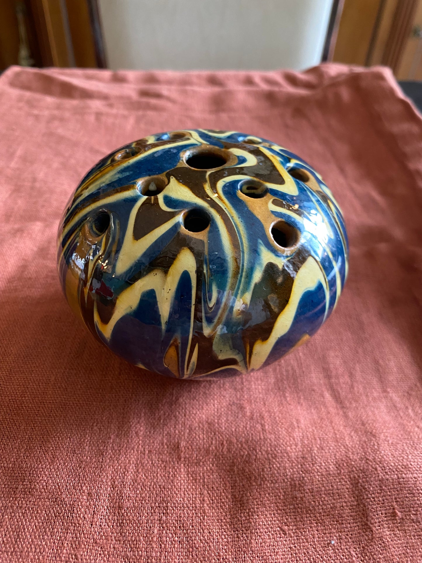 Pique-fleurs ancien en céramique émaillée décor flammé bleu brun crème