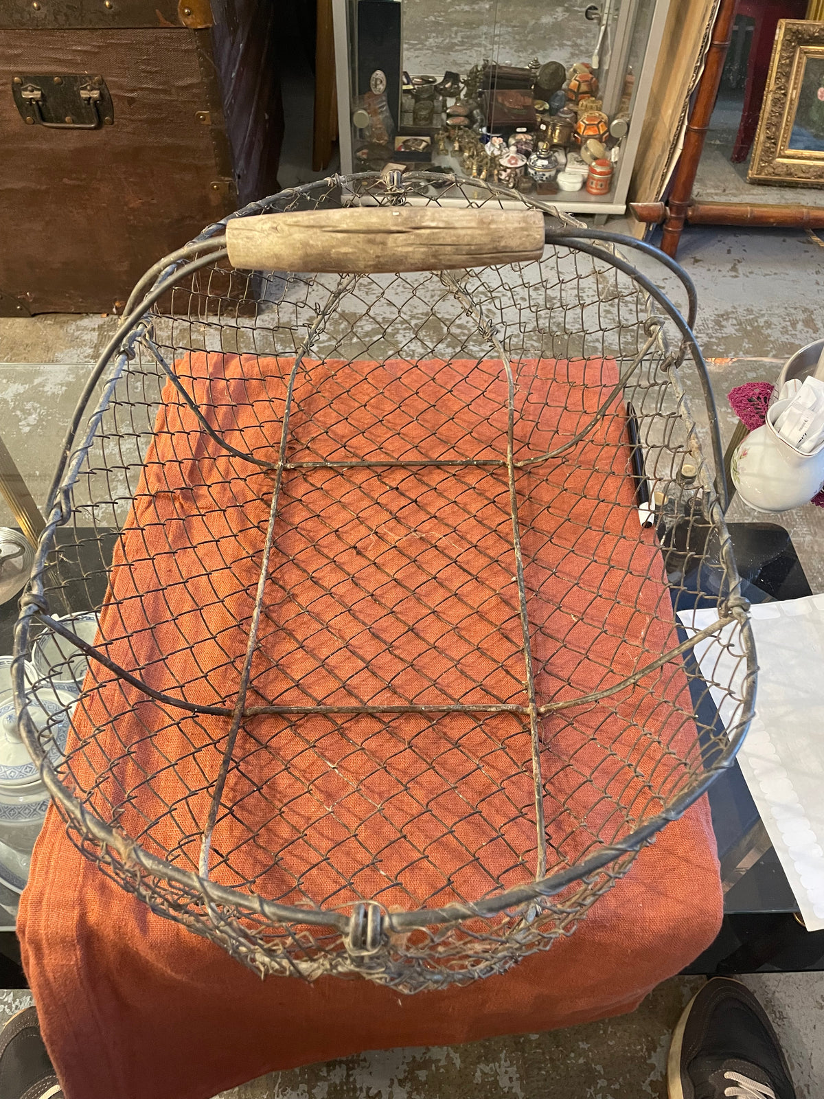 Ancien panier à œufs en fil de fer et poignée bois – panier de ferme
