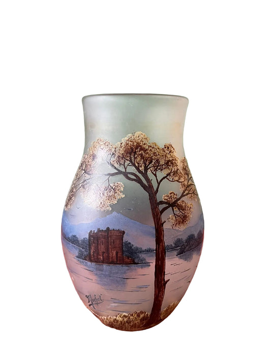 Vase en verre givré décor paysage lacustre signé Michel