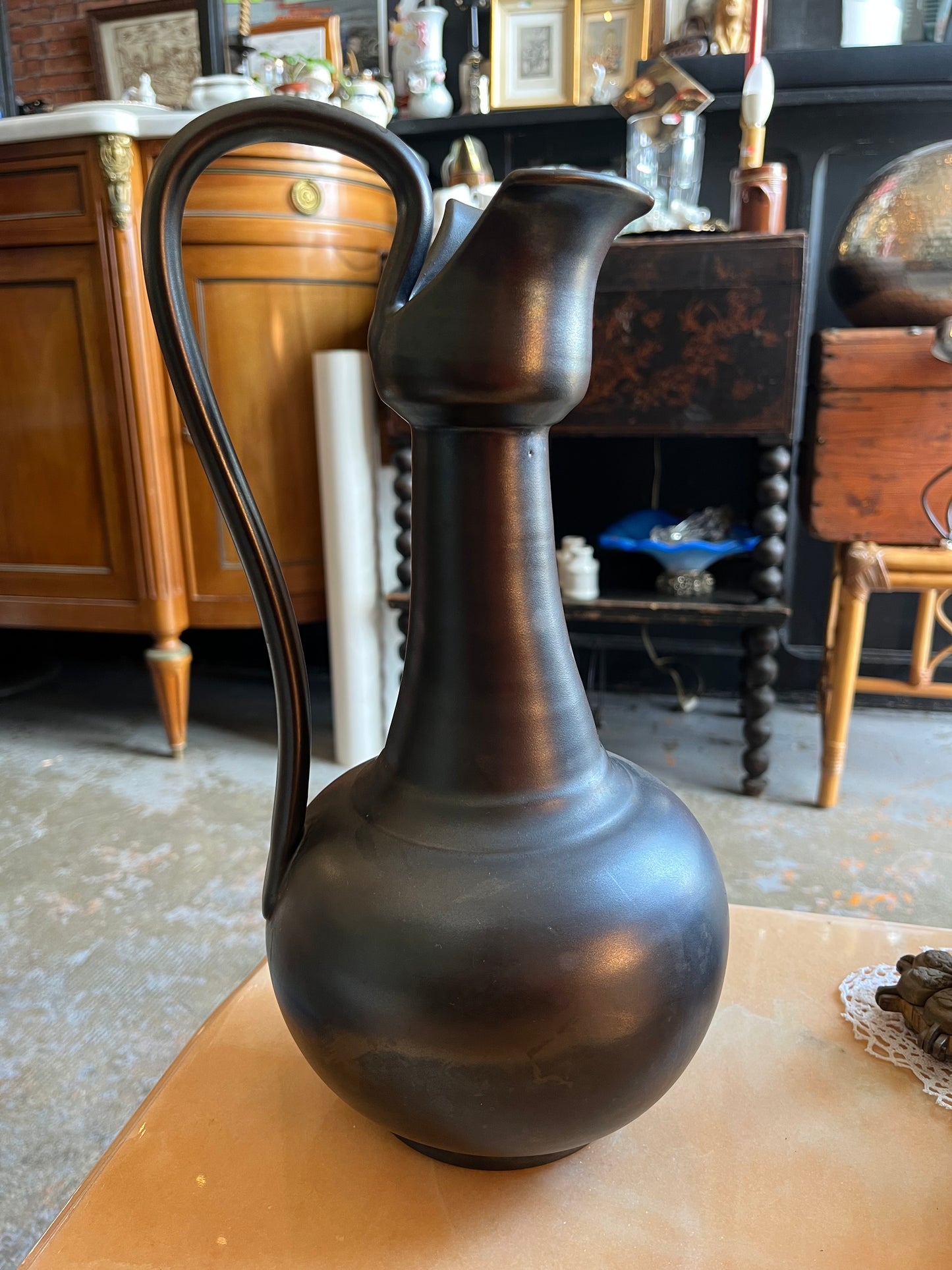 Pichet en céramique noir irisé