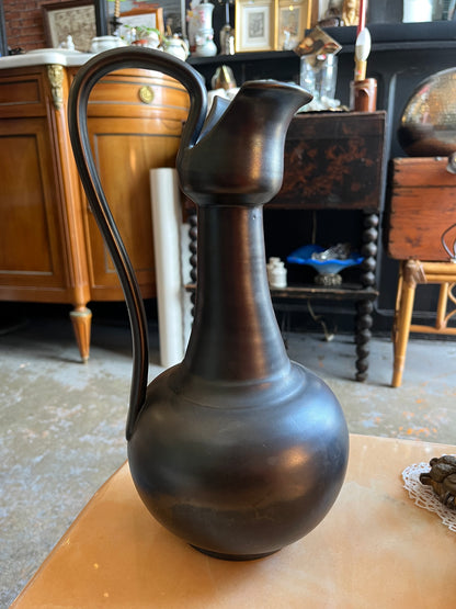 Pichet en céramique noir irisé