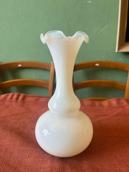 Vase en verre opalin blanc col ondulé