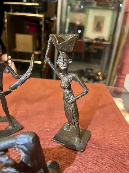 Lot de 5 figurines africaines en bronze – Scènes de vie traditionnelle