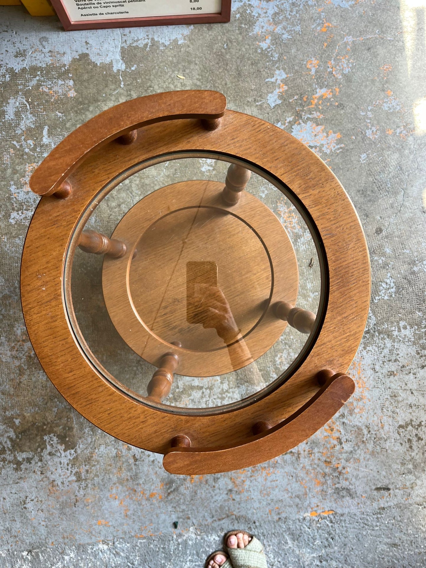Desserte roulante ronde en bois avec plateau en verre