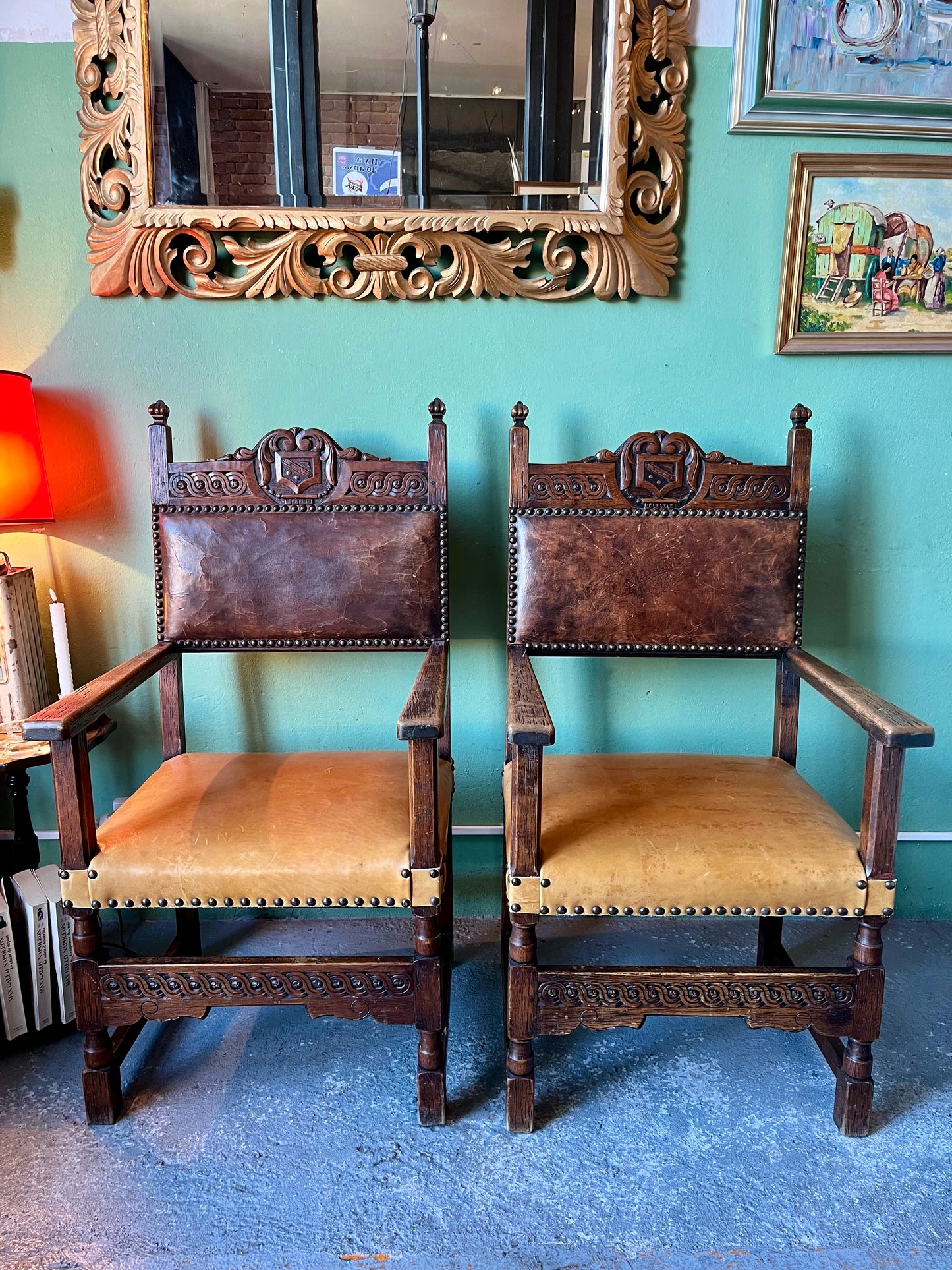 Paire de fauteuils en chêne massif style Henry II