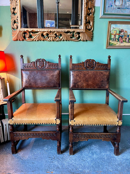 Paire de fauteuils en chêne massif style Henry II