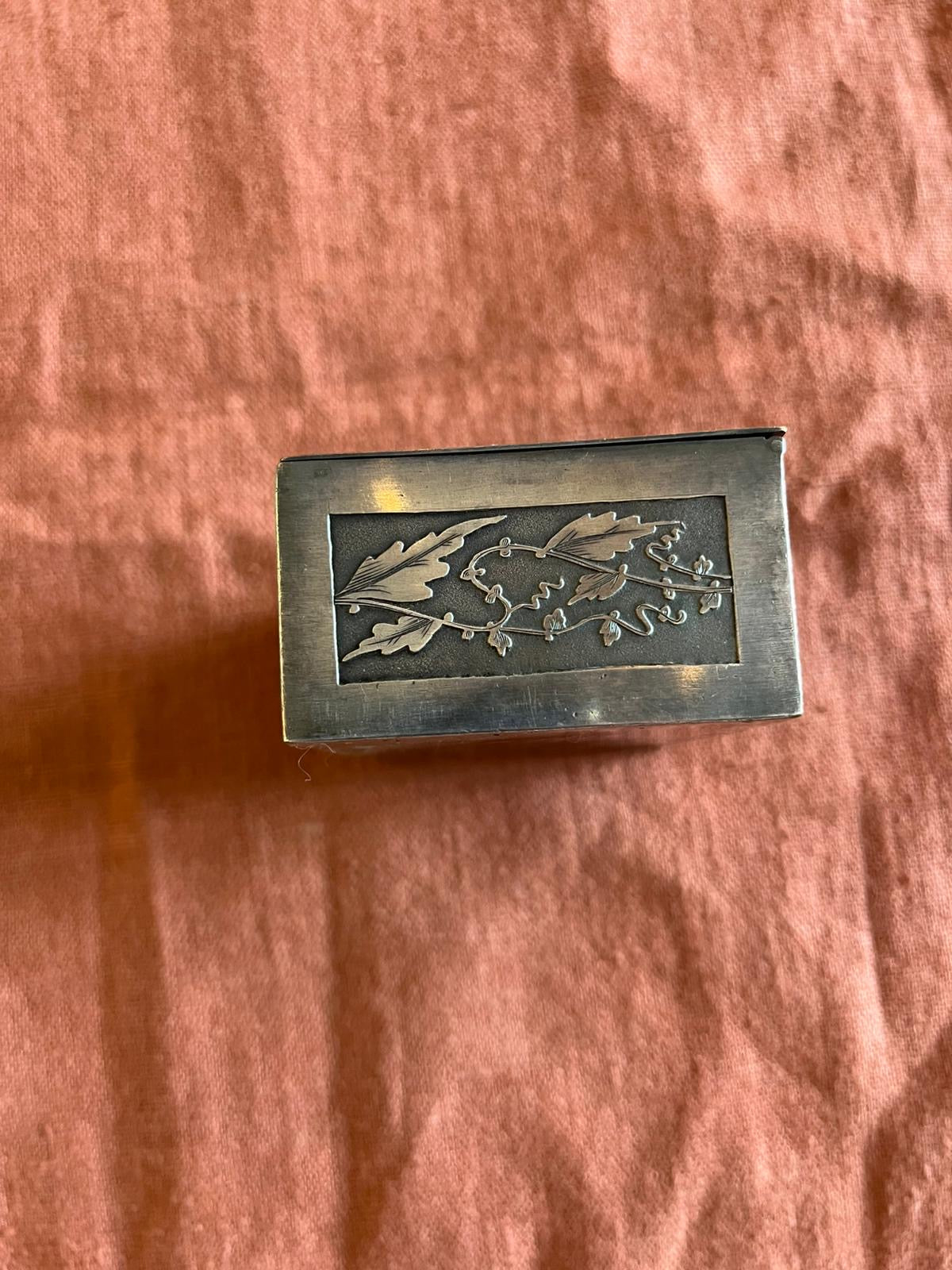 Boîte à bijoux ancienne en métal argenté gravé « Une fête au village »