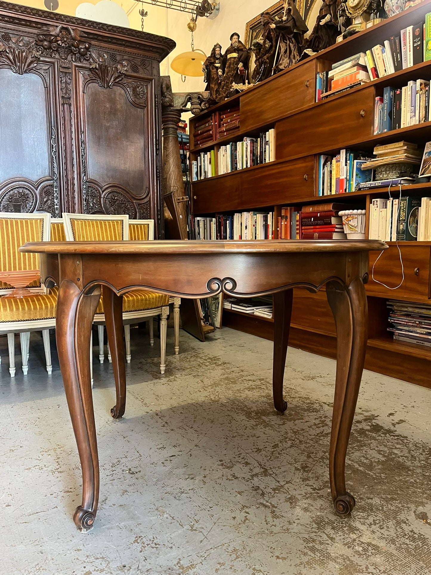 Table ronde extensible style Louis XV en bois, piètement cabriolet