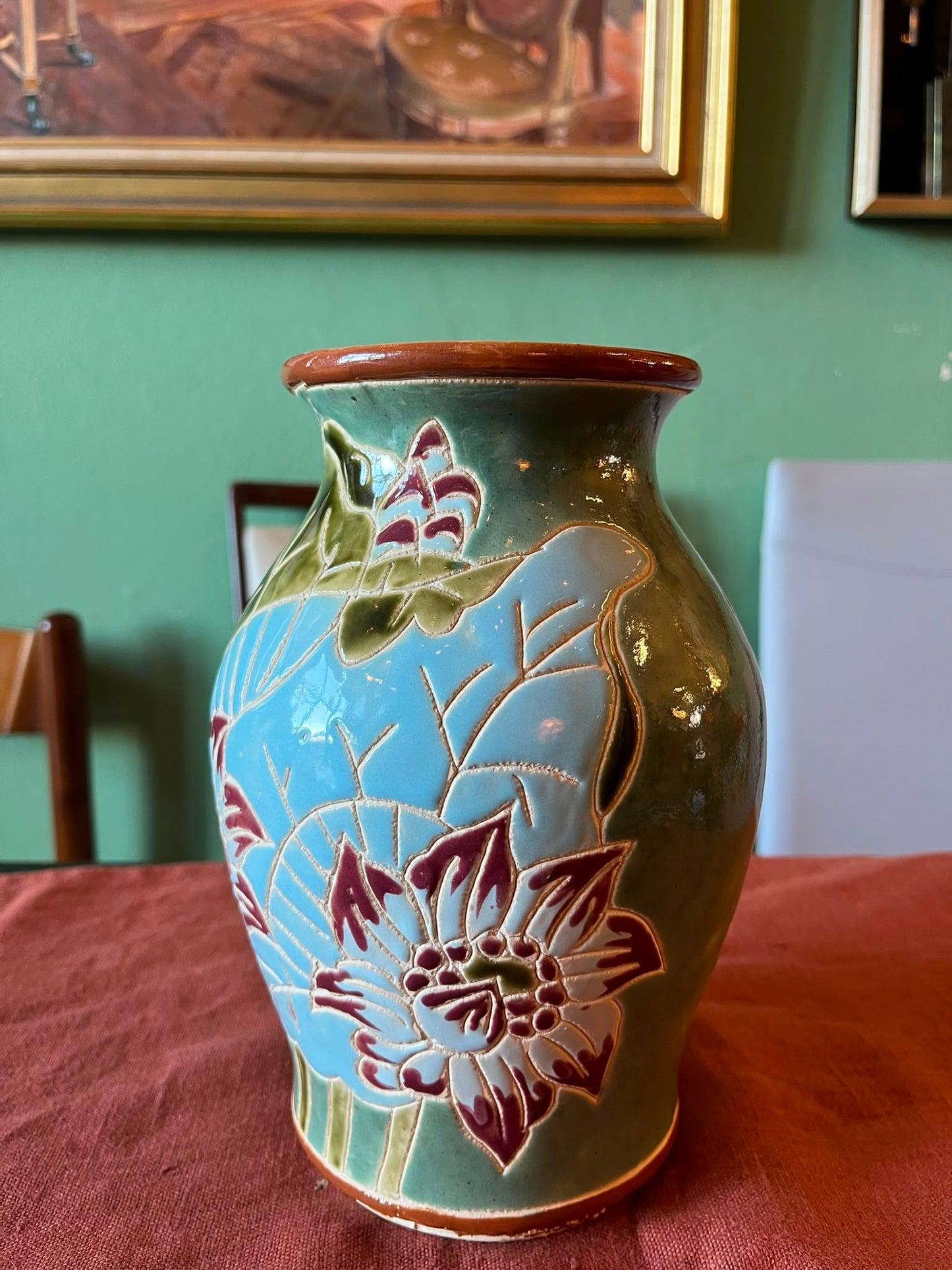 Vase en céramique émaillée à décor floral en relief vert et bleu