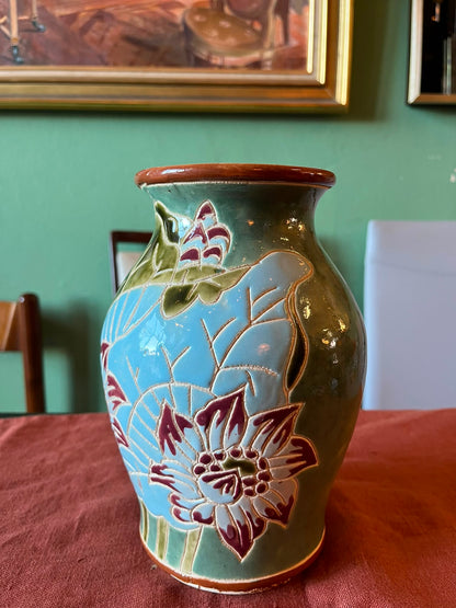 Vase en céramique émaillée à décor floral en relief vert et bleu