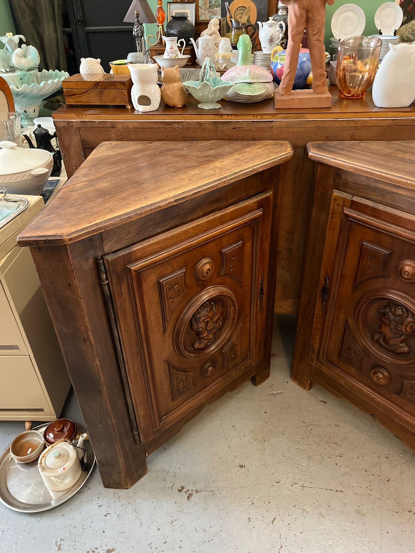 Paire d’encoignures d’angle style Renaissance en bois sculpté à médaillons