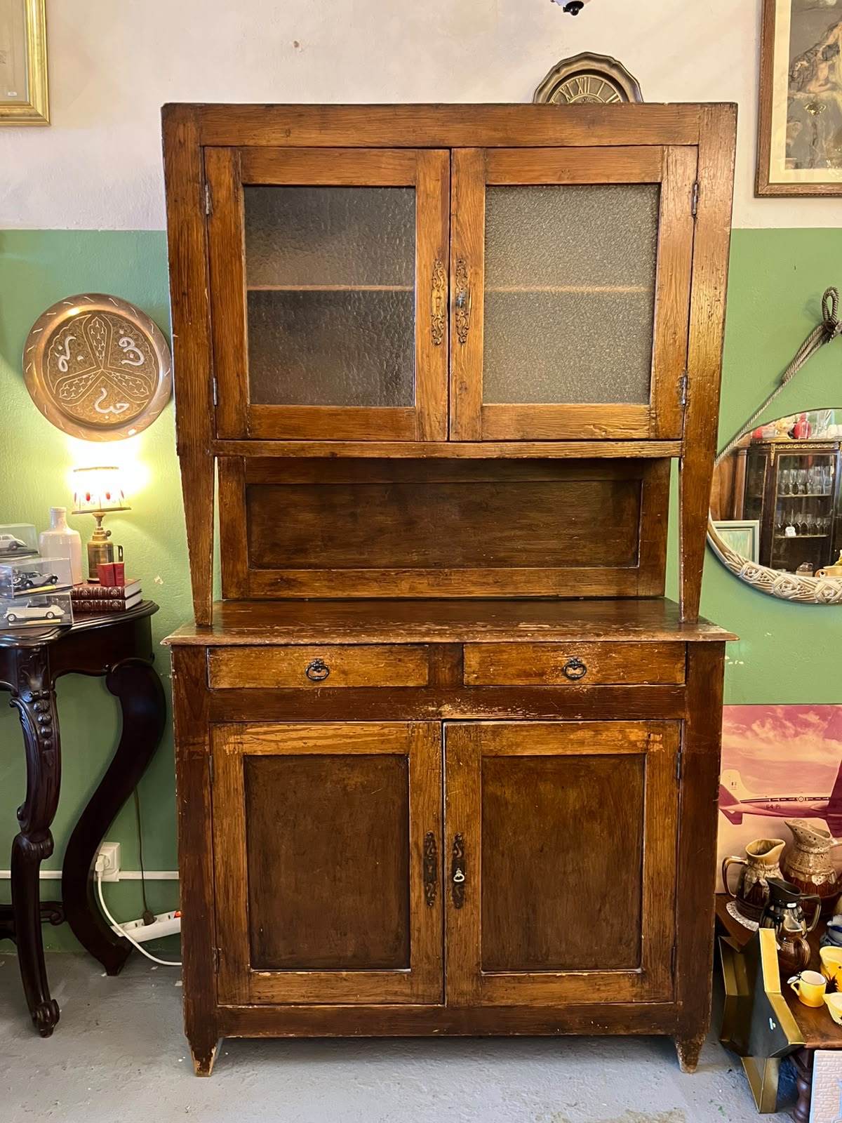 Buffet de cuisine ancien 2 corps bois massif vitré vers 1920-1940