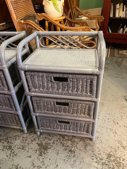 Paire de chevets en rotin bleu-gris à trois tiroirs