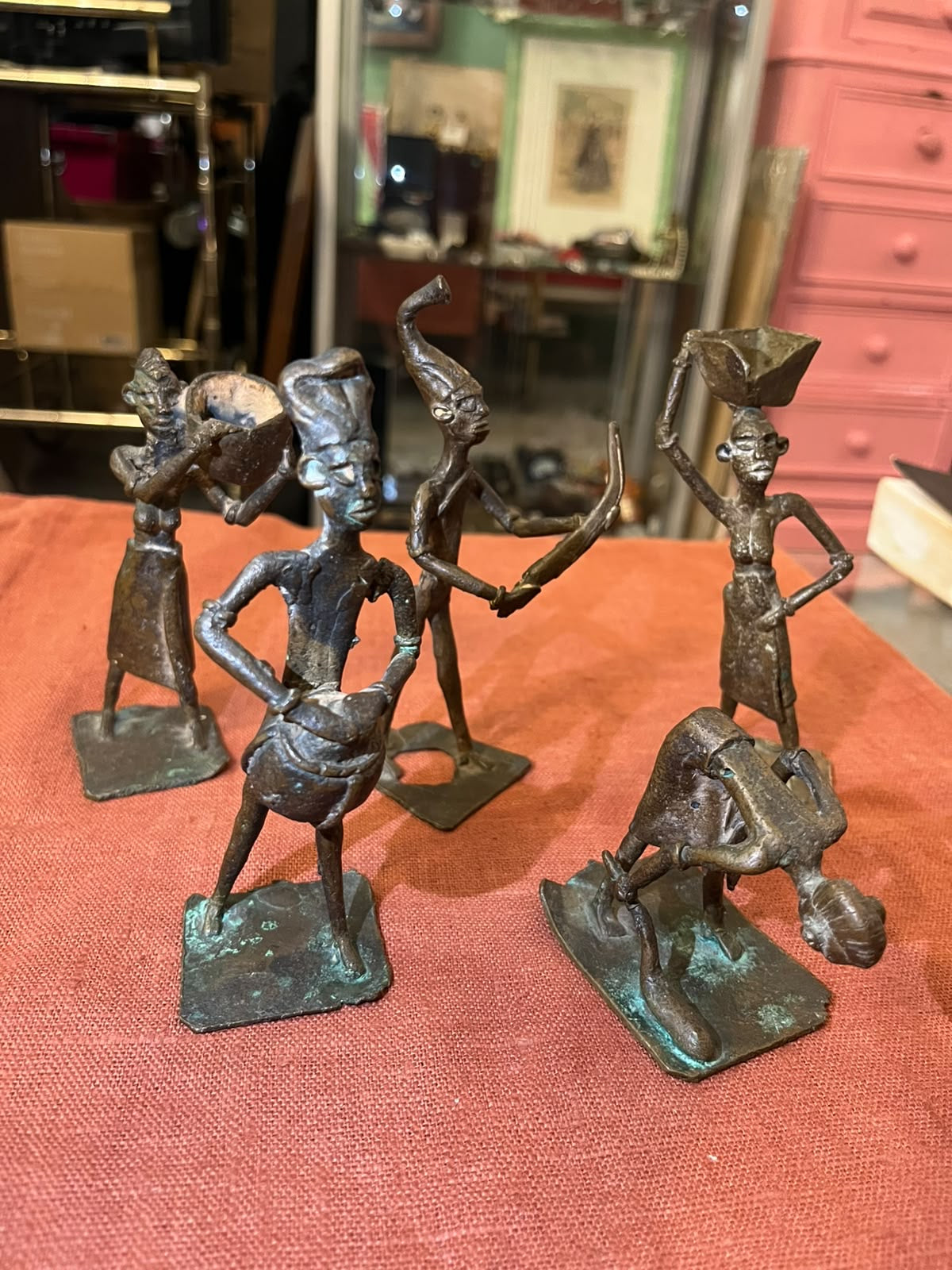 Lot de 5 figurines africaines en bronze – Scènes de vie traditionnelle