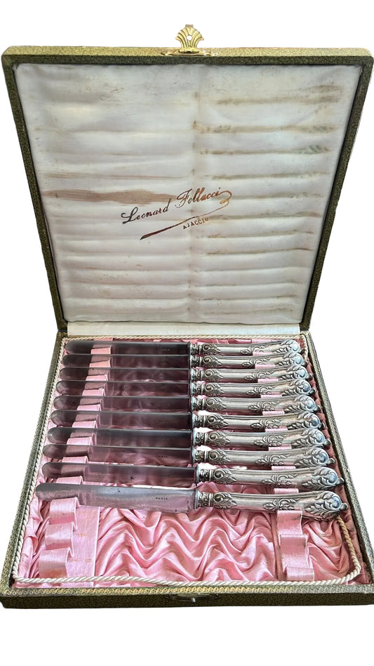 Coffret de 10 couteaux à dessert anciens, manches en argent décorés