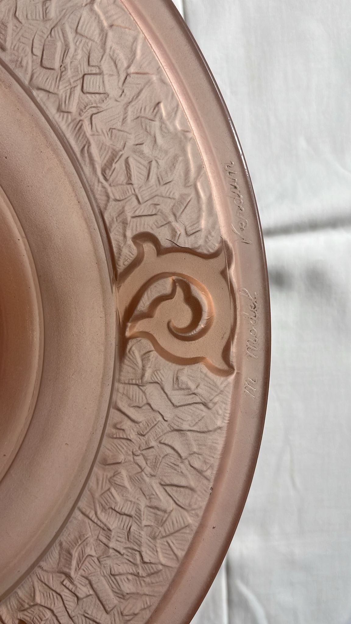 Coupe sur pied Art déco en verre satiné rose – Modèle Verdun – 35 cm