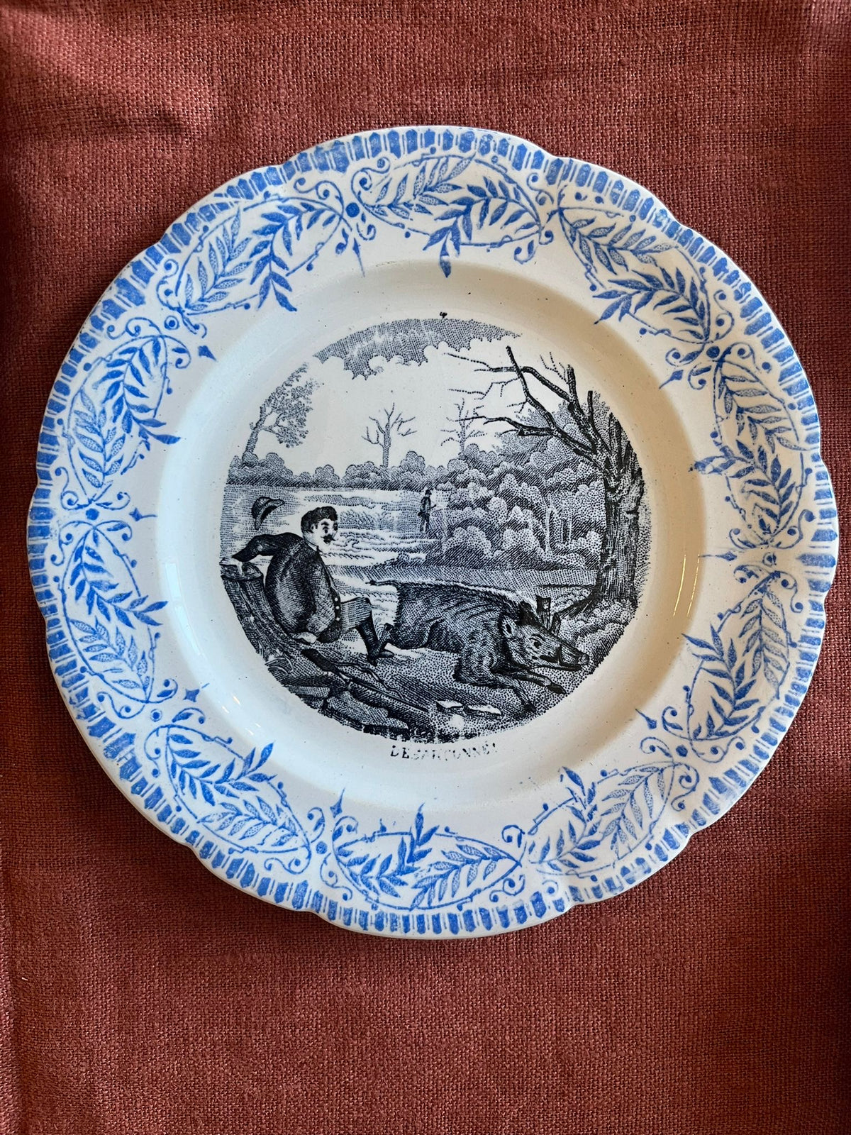 Lot de 6 assiettes anciennes terre de fer Saint-Amand « Comique » scènes de chasse