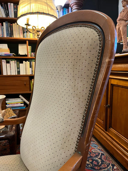 Fauteuil style Louis Philippe bois tissu beige clouté bon état